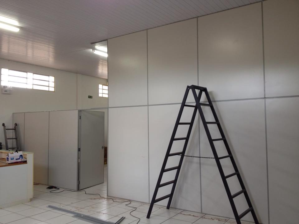 Divisórias modulares instaladas em ambiente comercial