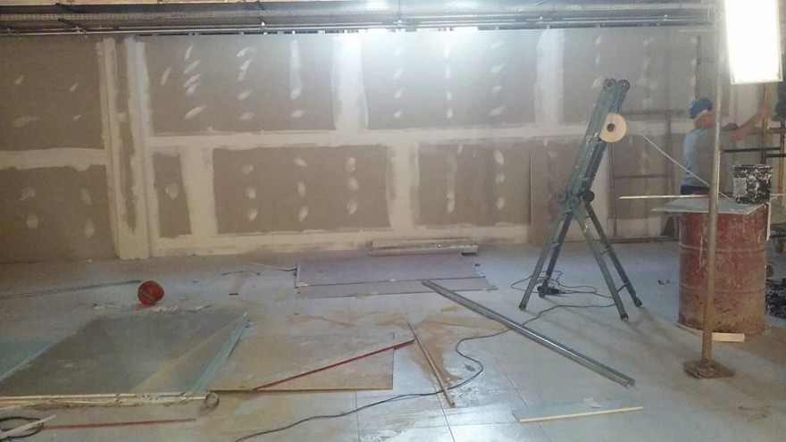 Parede de gesso acartonado em fase de instalação