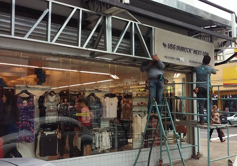 Montagem de estrutura metálica em fachada comercial